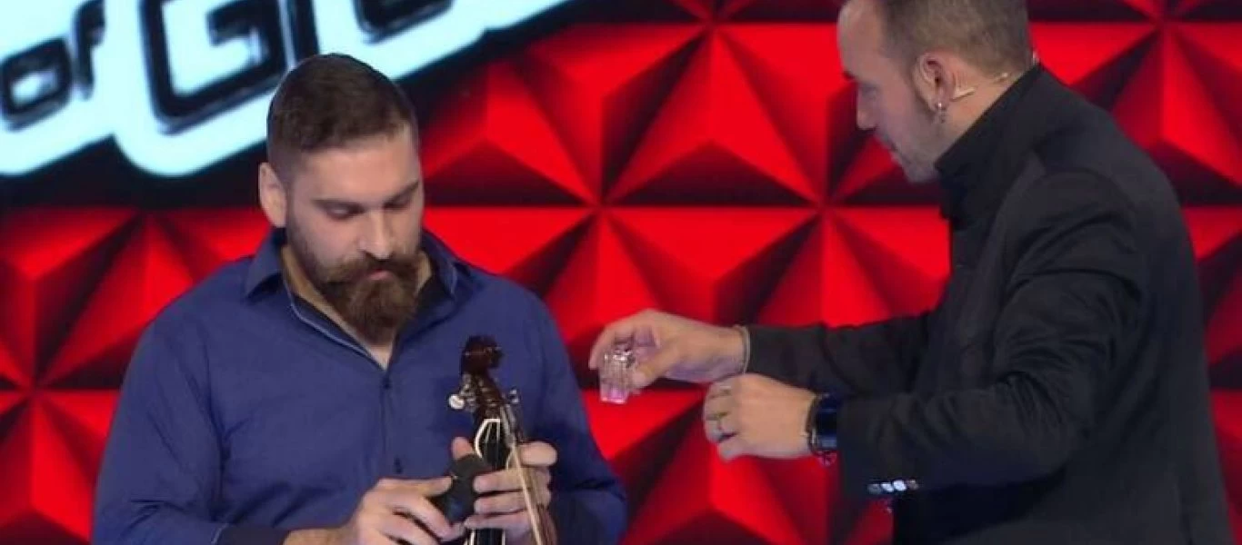 The Voice: Έφερε ρακές στους κριτές - Κερνούσε πάνω στη σκηνή (φωτο)